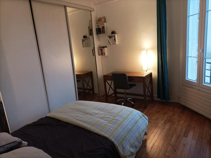 Chambre 1, lit double queen size (140x200), dressing et bureau 