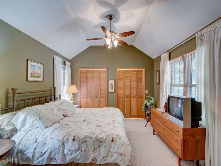 חדר שינה ראשי בסוויטת פניקס