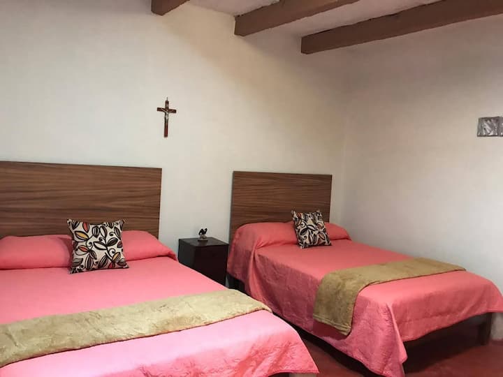 Recamara 2, cama matrimonial e individual.