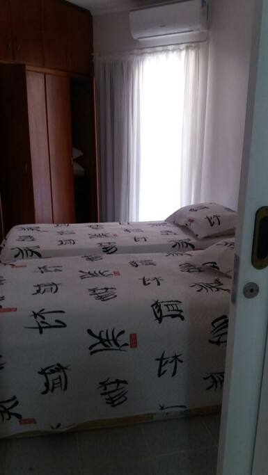 quarto com duas camas de solteiro e bicama