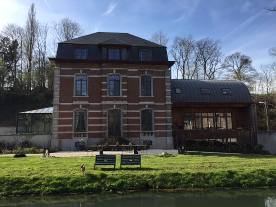 The appartement is situated on the second floor of a beautiful renovated manor house (belonging to the English royal family in 1277).