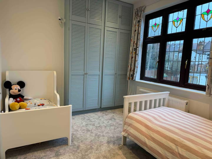 Chambre 4 

Le lit pour les tout-petits est réglable en longueur. Un babyphone, un lit pour bébé, un lit pour bébé, des stores occultants supplémentaires sont également disponibles sur demande. 

Les fenêtres à double vitrage peuvent être verrouillées avec une clé et les rideaux ont une doublure occultante. 
