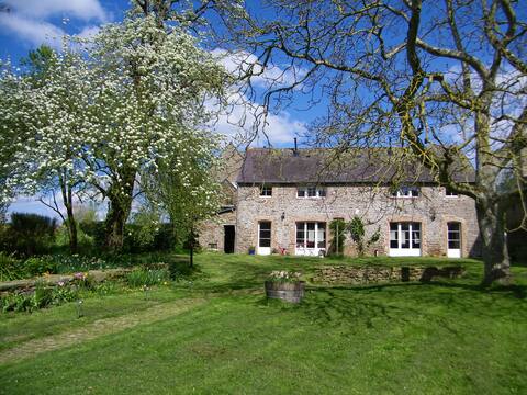 Eco-cottage, sunny, large garden, calm, nr beaches