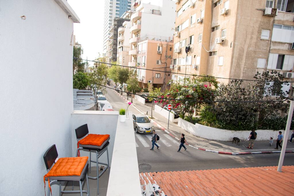 The place is lovely and there's everything you could need to cook, shower, plenty of towels... A nice balcony to have a drink before dinner. Shani was very responsive and allowed us to leave our bags after check out, which was very convenient. I recommend!
