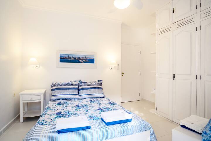 Suite # 2 en la planta baja con salida a la terraza.