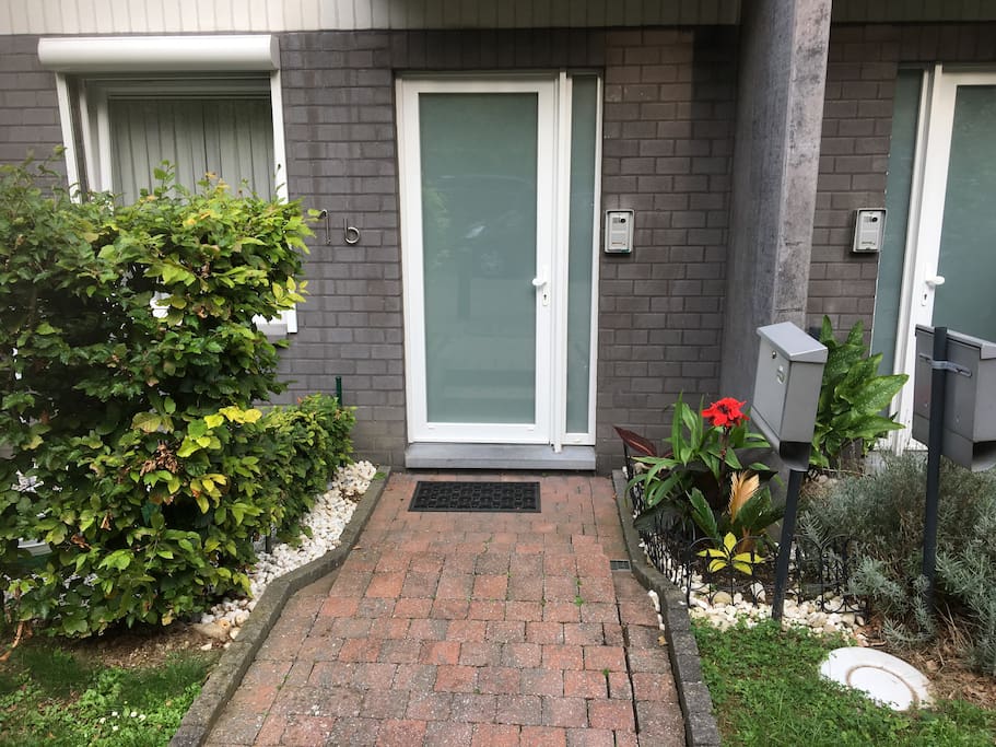 The entrance. As you can feel, the house is in a really nice and peaceful area