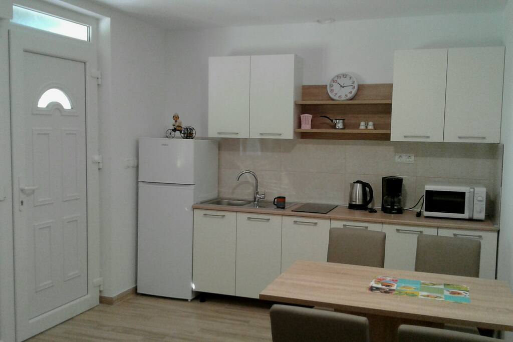 Apartman br.1.
Novi apartman, zbog izravnog ulaza pogodan i za osobe ostecenog zdravlja. Odiše ljupkošću, svjezinom i elegancijom. Ima jednu spavacu sobu sa bracnim lezajem te kutnu garnituru na razvlacenje kao pomocni lezaj. Posjeduje sve potrebno za nezaboravno ljetovanje. Klima uređaj hladi/grije prema potrebi.