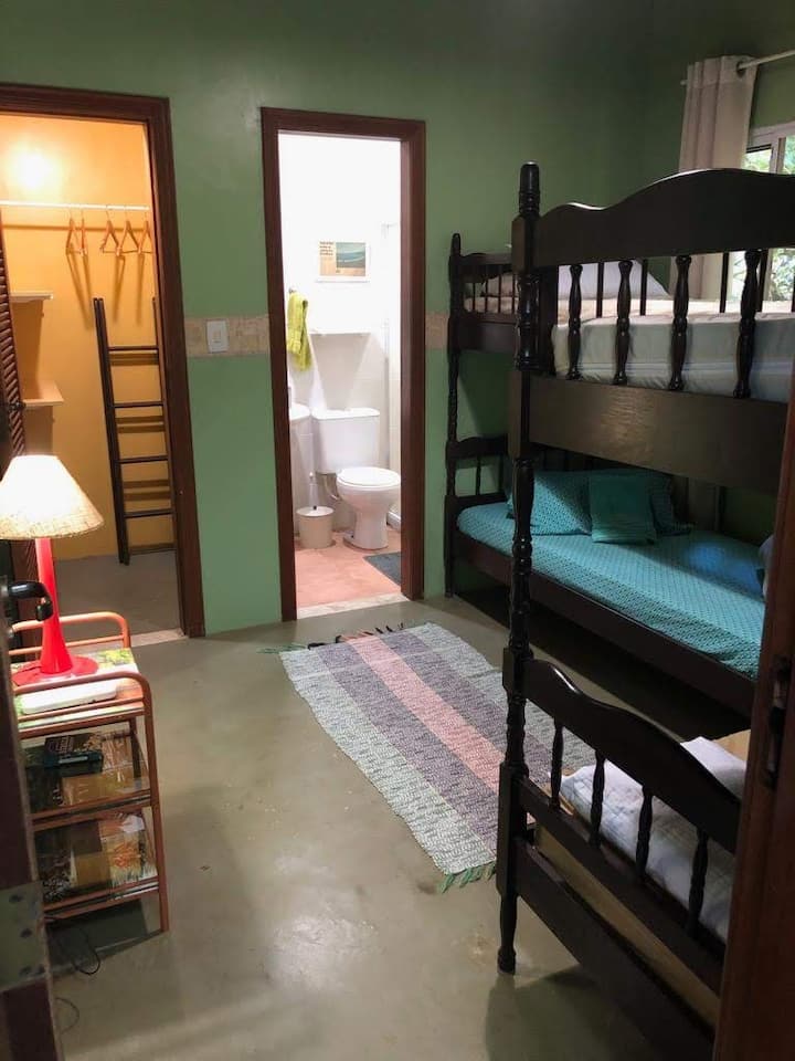 Poschodové postele, skriňa a kúpeľňa