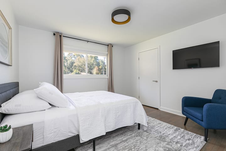 غرفة نوم واسعة تضم سرير كوين مع مقاعد إضافية مريحة. شواحن USB على جانبي السرير!