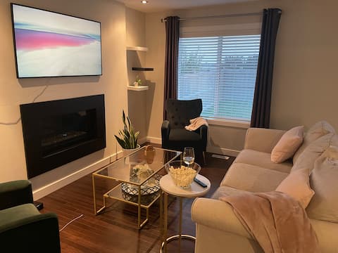 Top Airbnb: Chic 3 Bedroom Home in Windermere Neighbourhood