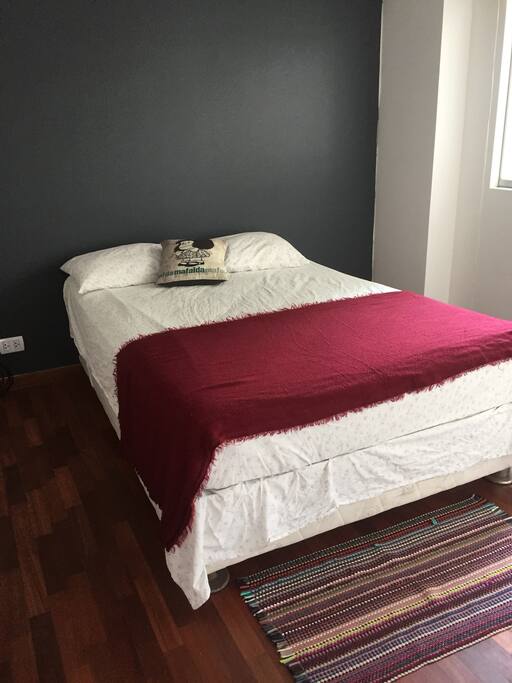 Cama de plaza y media con ropa de cama