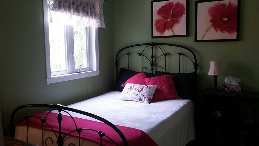 Cozy room w/double bed, free parking, good wifi