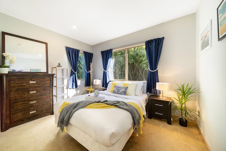 Manželská posteľ s čistou posteľnou bielizňou.