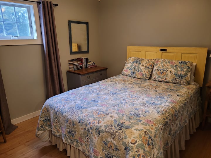 غرفة نوم أمامية بسرير بحجم كبير