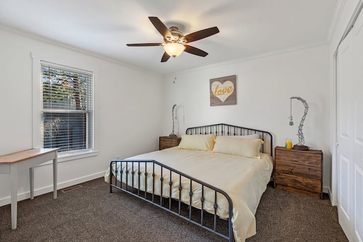 1号加大双人床卧室楼上