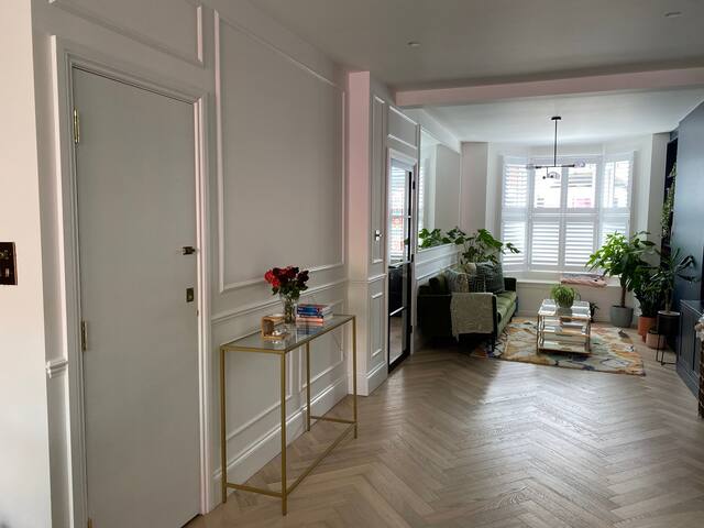 Modern 3 bedroom Victorian town house with garden gallery image 5