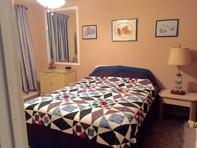 Off to the BEACH! Quiet, Safe,Pet friendly Home