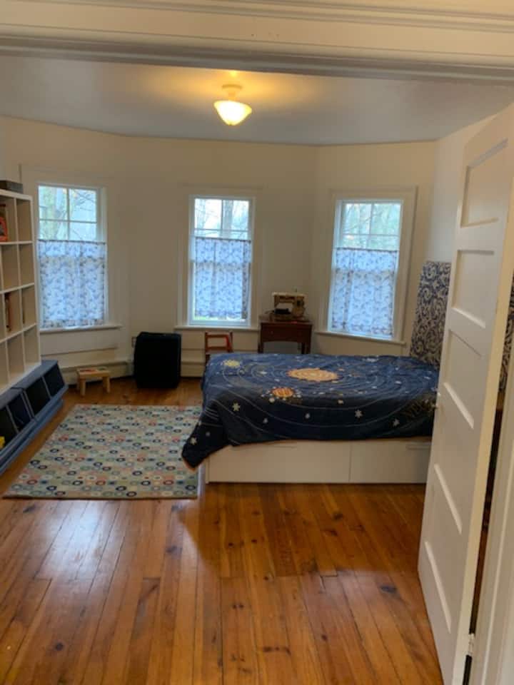 ห้องนอน #3 พร้อมเตียงเต็มรูปแบบ - ห้องนอนหมายเหตุ #2 และ #3 อยู่ติดกับประตูคู่