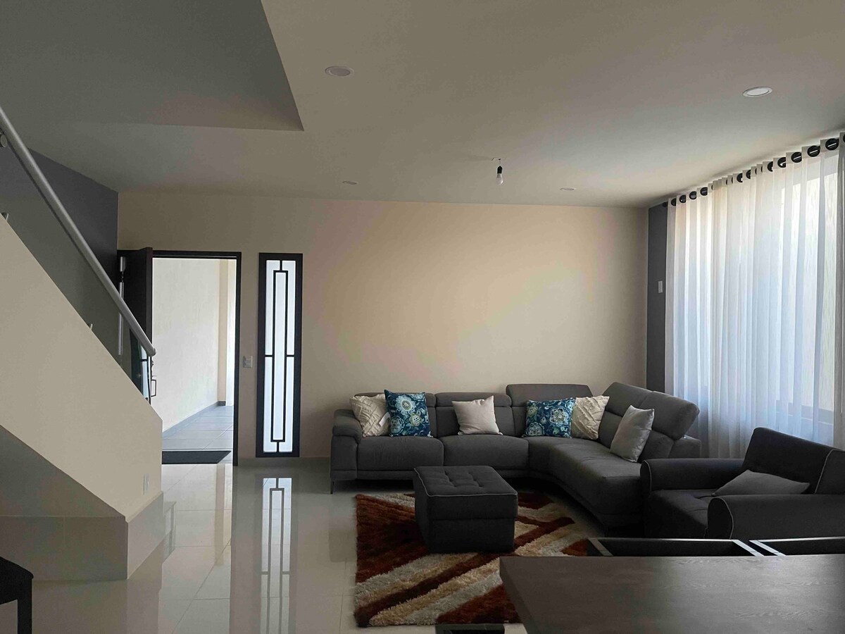 Prostran prostor, spavaća soba, blagovaonica
dolje i tri na katu s klima-uređajem 