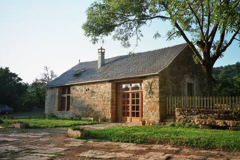 Charming cottage with castle view