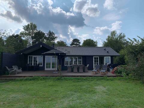 Cozy new cottage directly by the sea