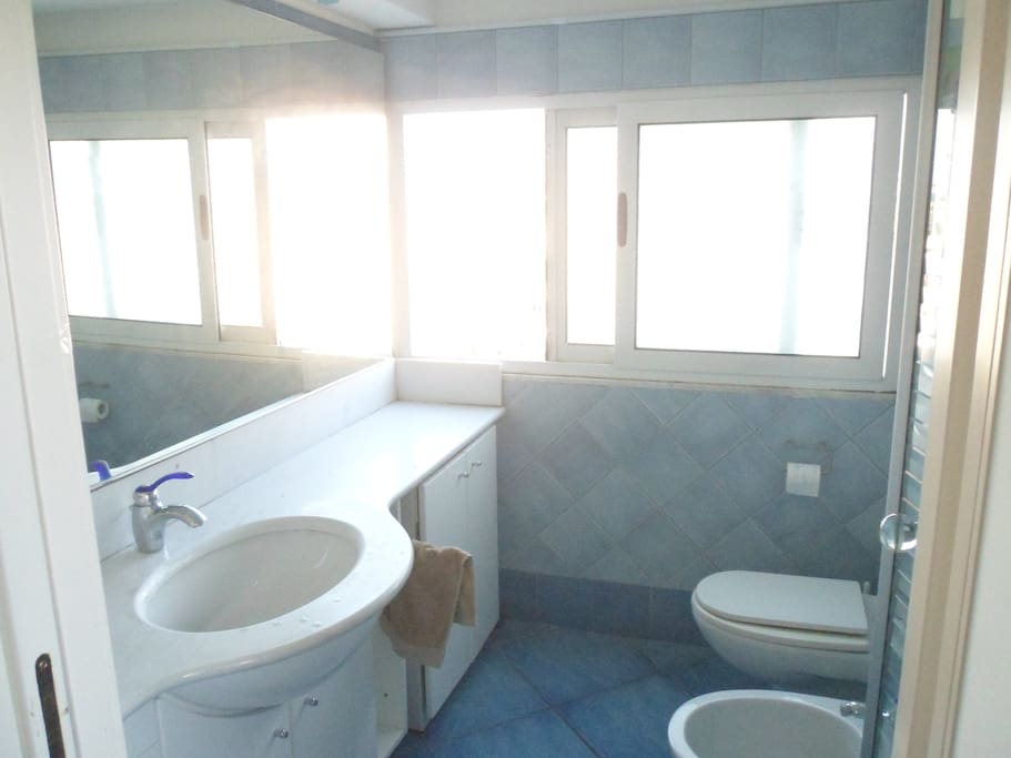 bagno con box doccia , sanitari e lavatrice