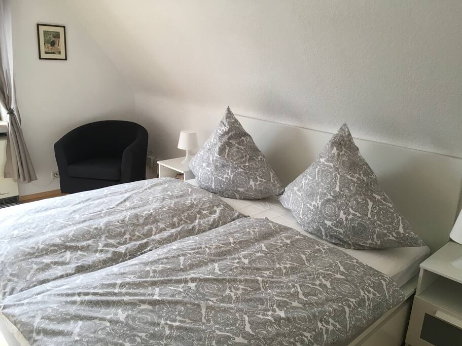 Schlafzimmer mit Doppelbett