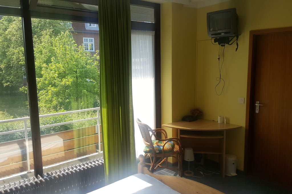 Zimmer 1 - m. Westbalkon + Pantryküche + Duschbad m. Toilette