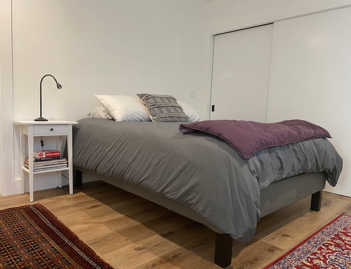 საწოლი „QUEEN SIZE“ ზომის და გვერდითი მაგიდები