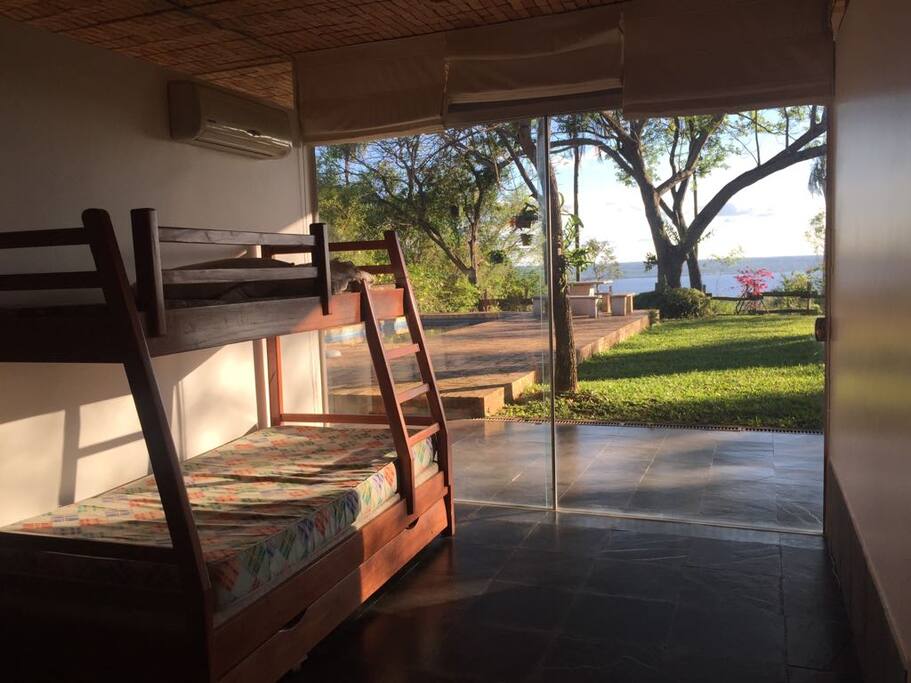 Dormitorio para tres personas. Una cama de dos pisos y una abajo de la inferior.