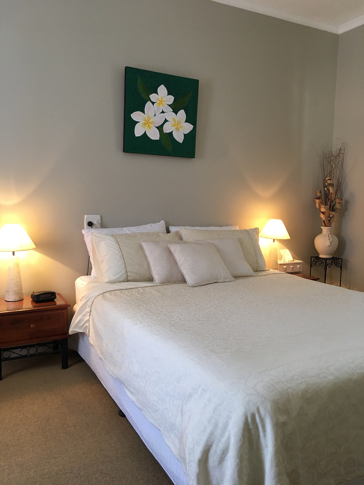 Amplio dormitorio queen con batas construidas.