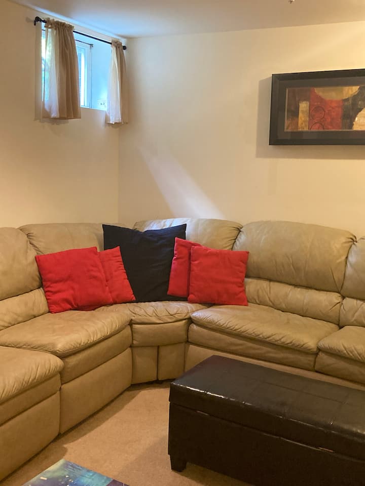 las características mágicas del sofá de cuero incluyen un sillón reclinable, un diván y una cama tamaño queen extraíble