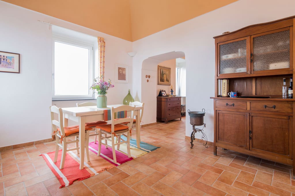 ampia sala per pranzare con vista sul mare.