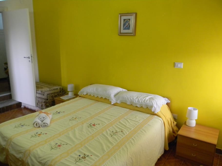 prima camera da letto con bagno