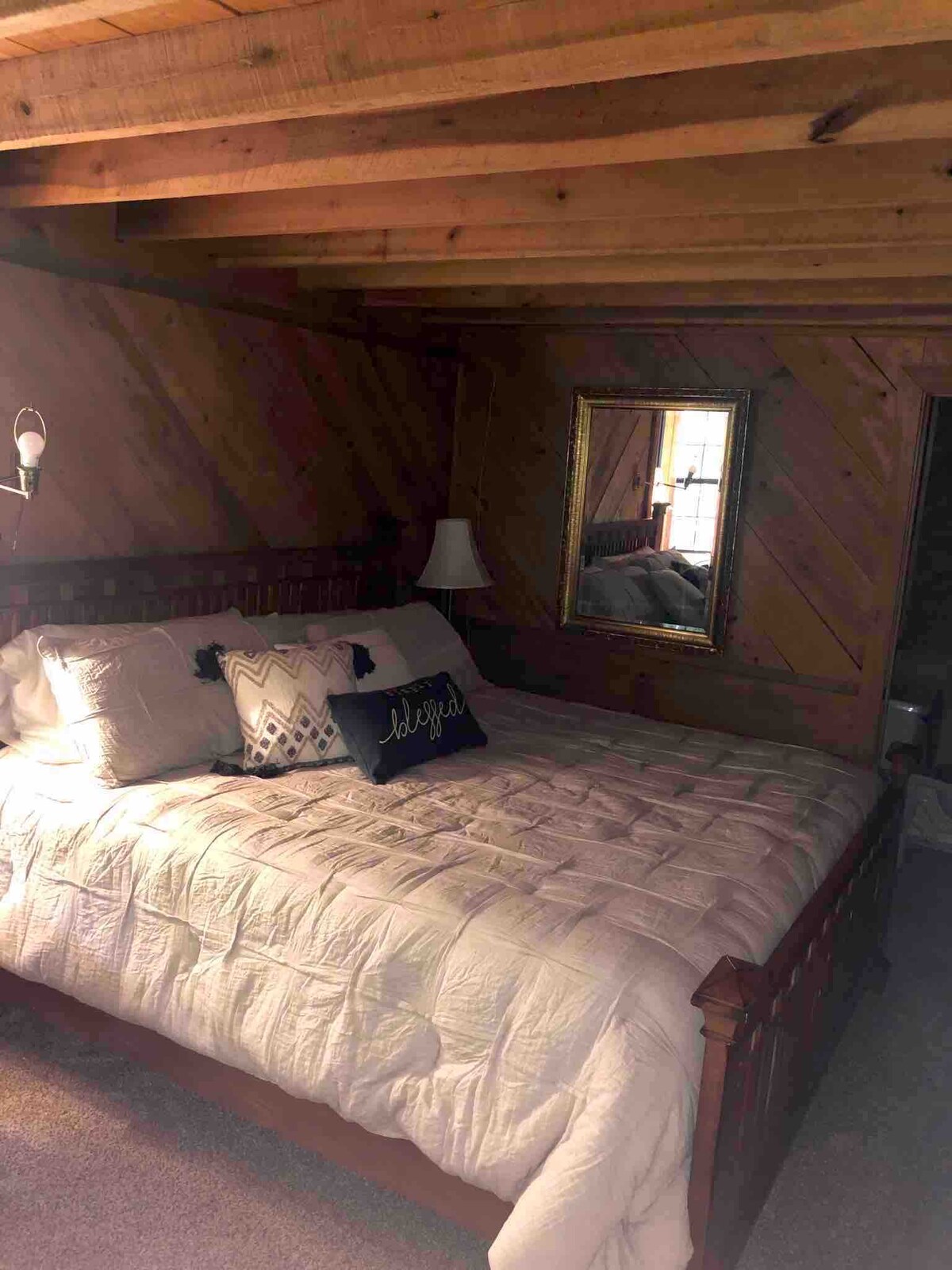 El dormitorio principal tiene medio baño contiguo