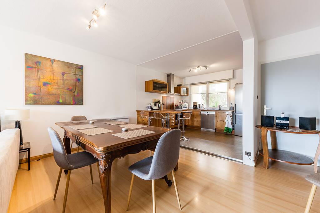 Grand salon, salle à manger avec cuisine ouverte