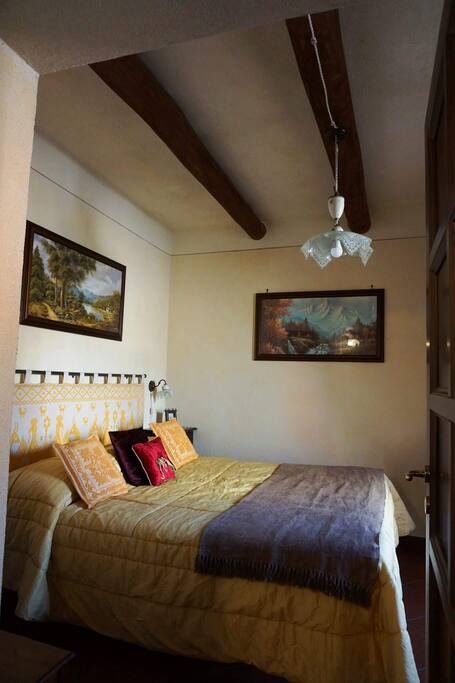 Camera da letto con soppalco.