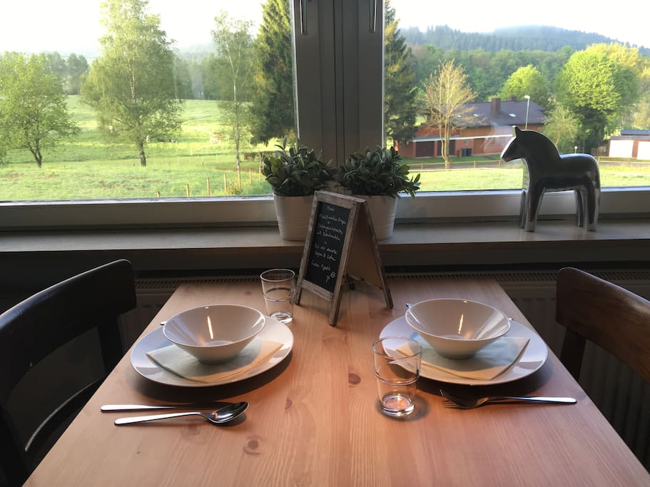 Esstisch beim Fenster