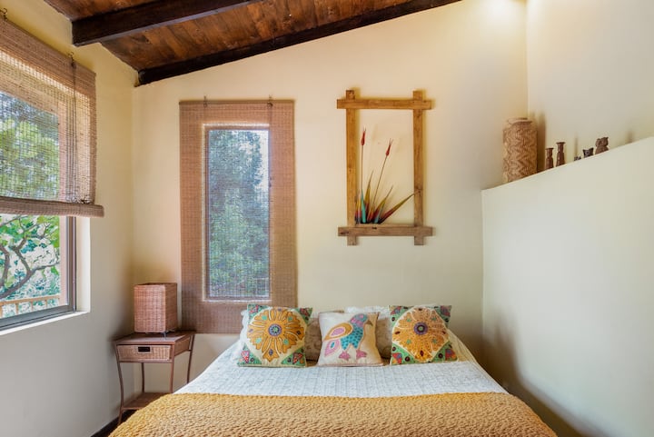 配备标准双人床的木质天花板