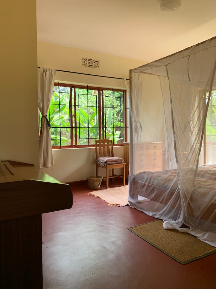 主卧配备加大双人床