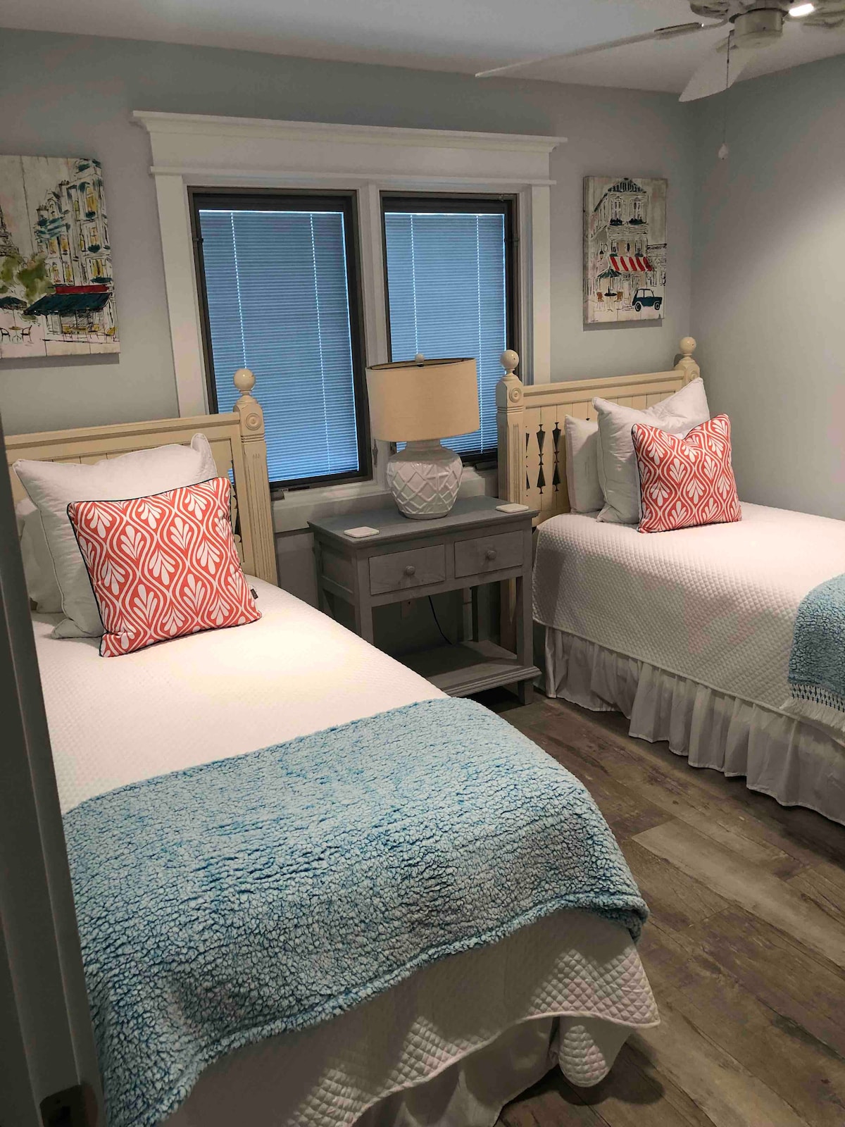 Habitación con dos camas individuales y TV de pantalla plana.