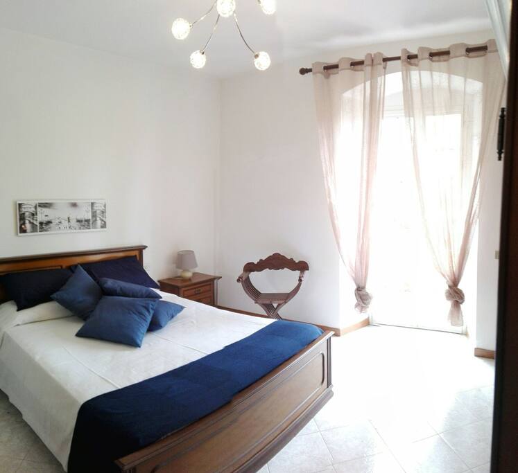 Stanza con letto matrimoniale