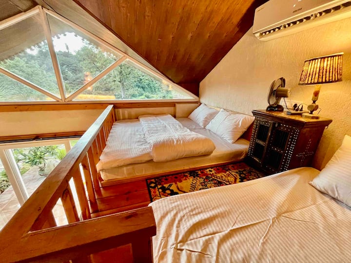 Удобни двойни легла с качествено спално бельо, олекотени завивки и матраци, които са поставени СВЕЖИ за всеки гост. 