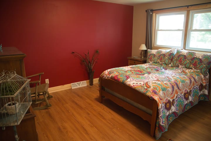 ห้องนอนที่ 2 - ห้องนกยูง (เตียงควีนไซส์)