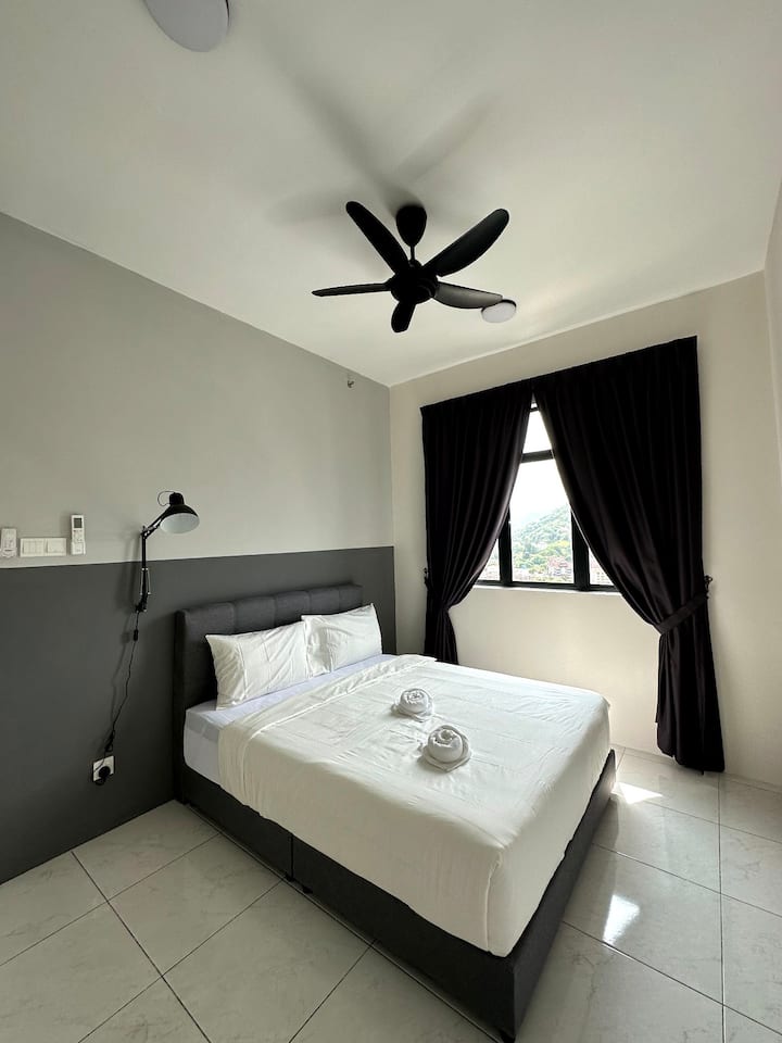 Habitación en la segunda cama:
1 cama tamaño queen.
- Aire acondicionado 
- Ventiladores de techo.