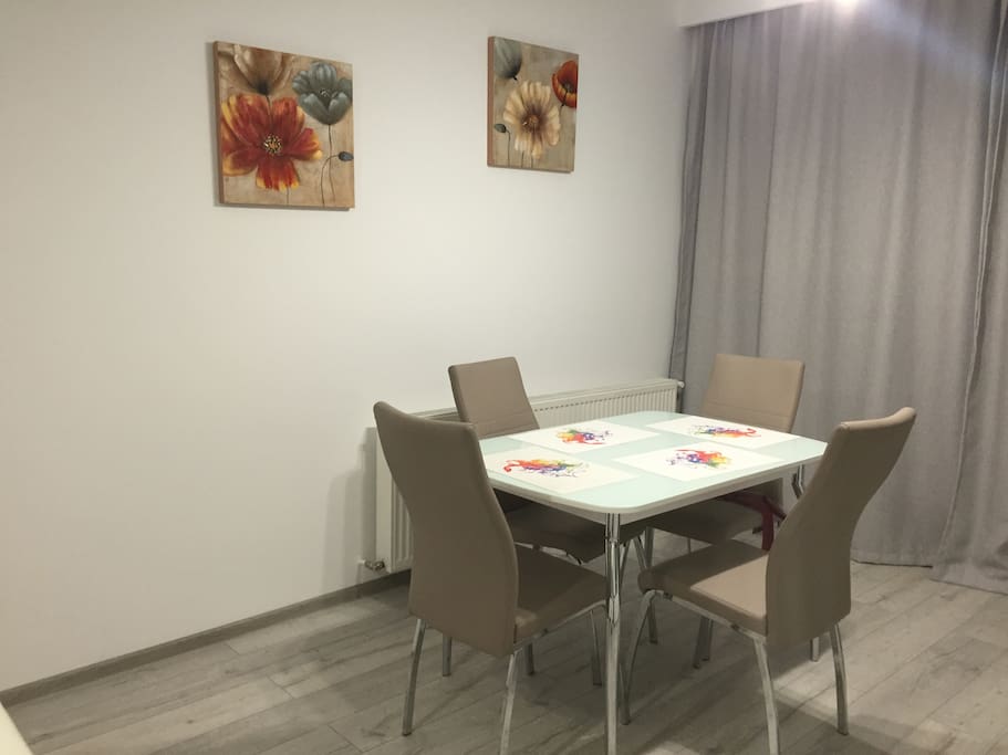 Fully equipped kitchen equipped for 4 people with a dining table
