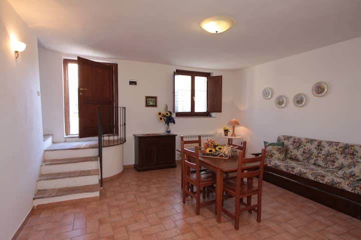 מונטגונפוליי שלוש סלון, צד א. הספה הנפתחת מתאימה לילדים מתחת לגיל 12.