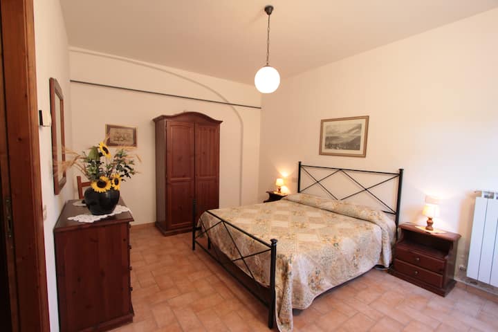 חדר השינה השני של Montegonfoli Three. יש בו חדר רחצה פרטי. המיטה בפורמט איטלקי סטנדרטי מ -160x190 ס"מ (q u ו - n n)