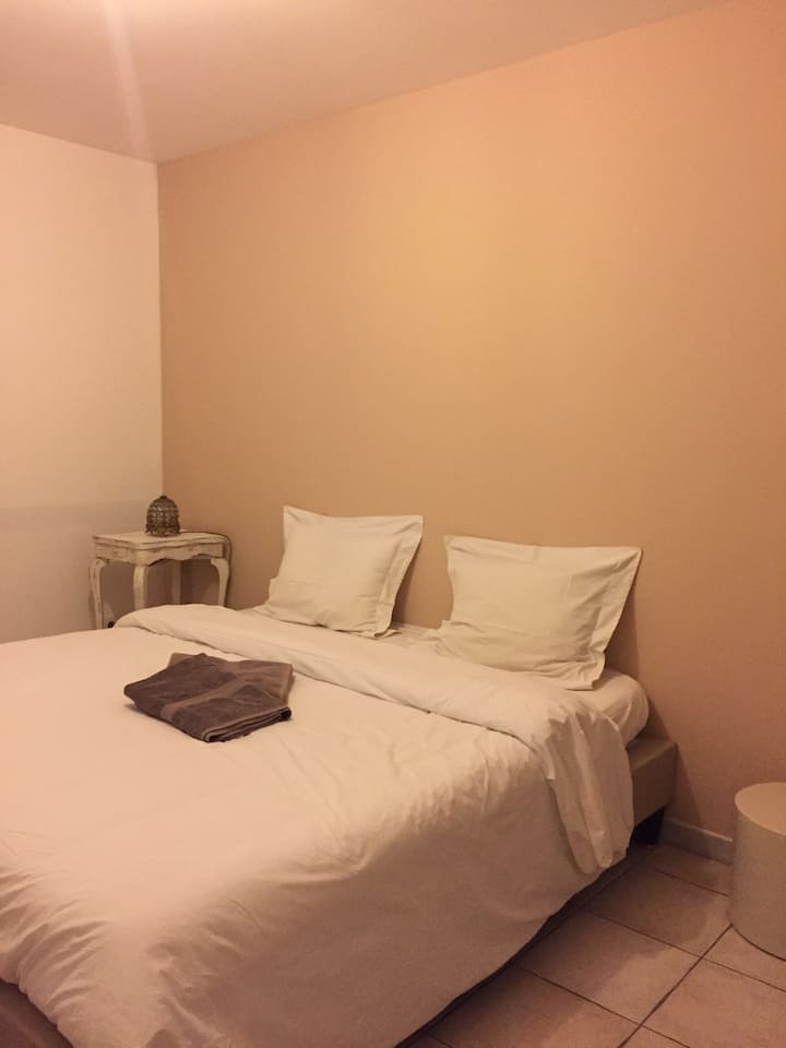 Cama 180/180 . ( pode ser separada  em 90/90)