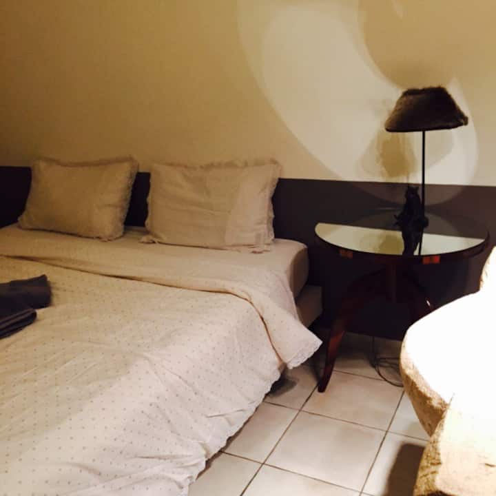 Quarto no térreo , cama 180/180 KING . . Quarto com chuveiro e WC .